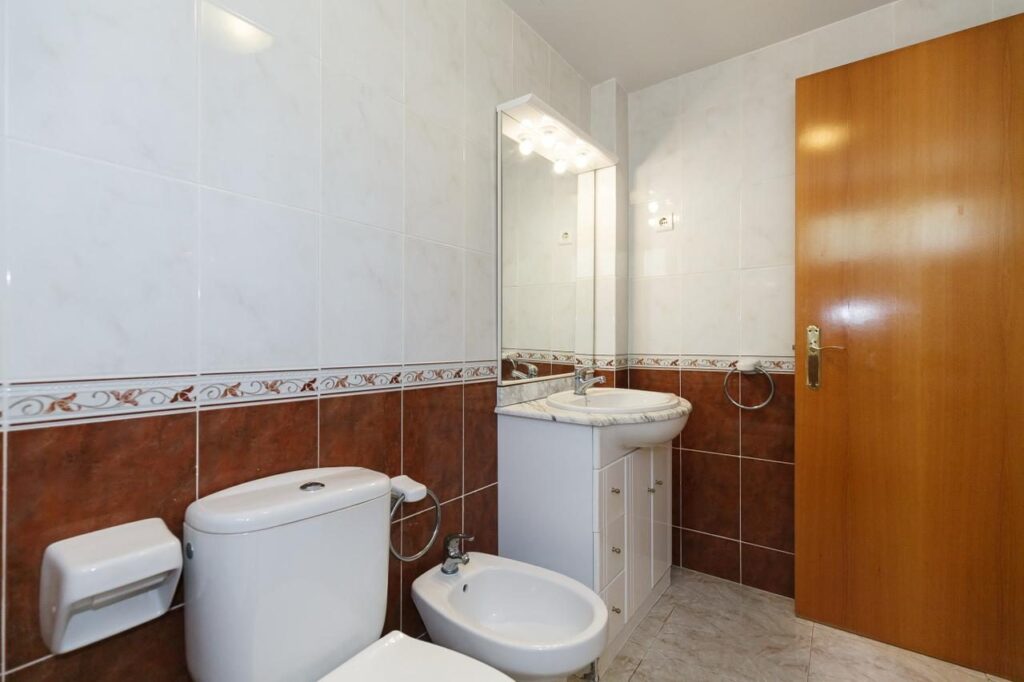 Baño del apartamento de dos habitaciones